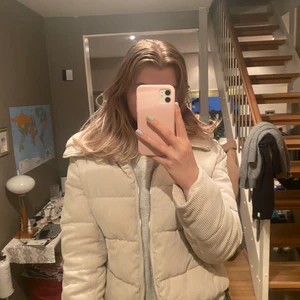 Beige puffer jacket - En beige Manchester puffer jacket med fluff vid halsen/ axlarna. Varm och tål vind och vatten. Silvrig dragkedja. Köpte förra året. Har ni frågar kan ni kontakta mig eller om ni vill ha fler bilder på jackan💕