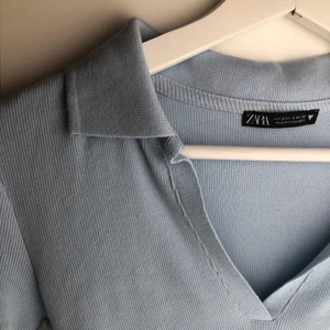 Top - Säljer trendig top som endast är använd EN gång på ett skolfoto så nyskick!!💙 