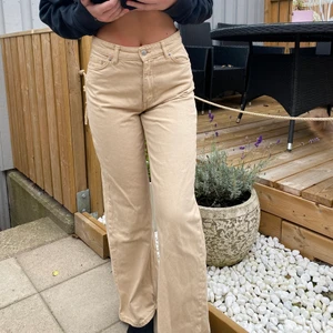 Beiga monki jeans  - säljer dessa superfina beiga jeans från monki då dom inte kommer till någon användning längre. Originalpriset är 400kr på monki men säljer de för endast 200kr!! Hör av er för fler bilder eller frågor 🤍 frakt 66kr