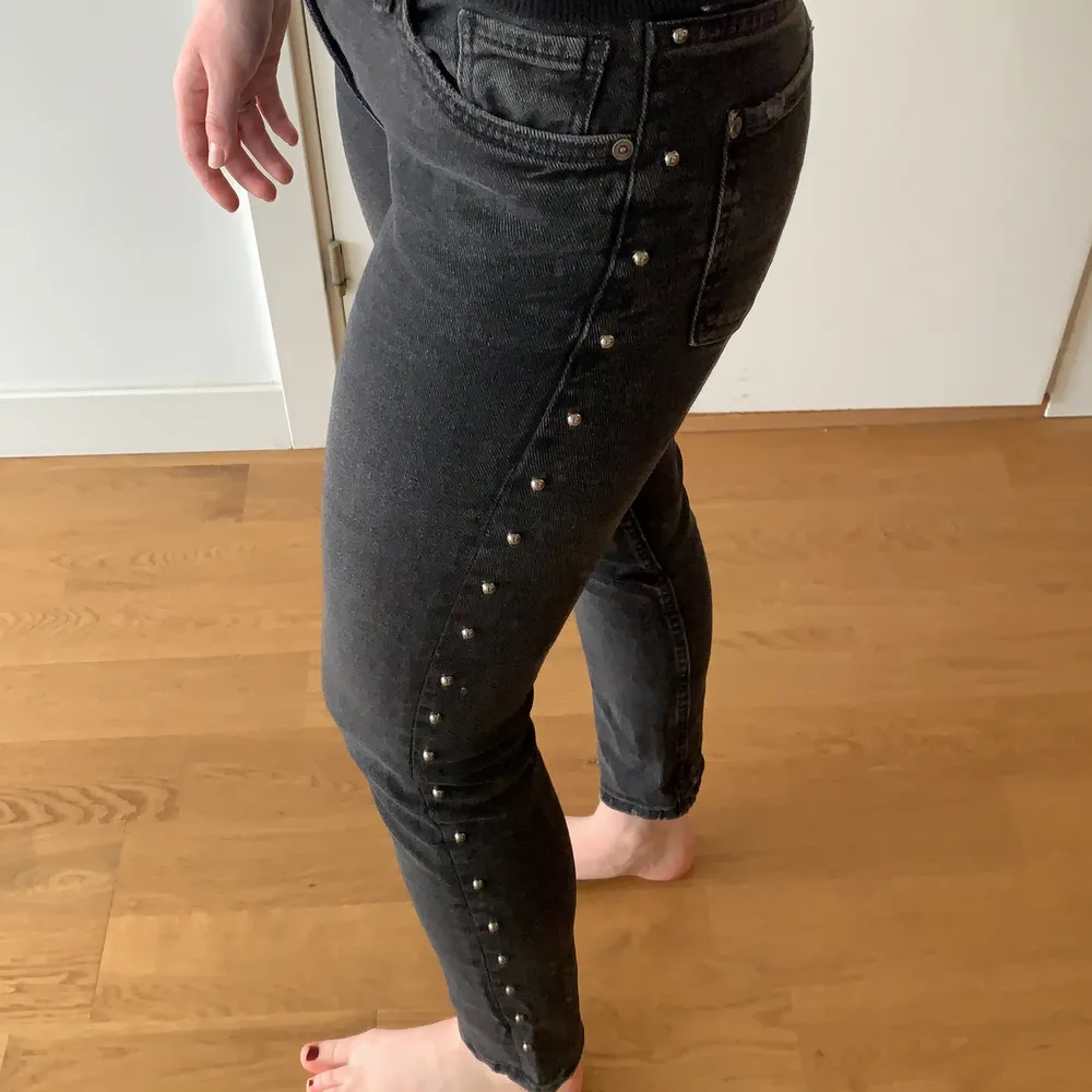 Ett par favoriter! Svarta jeans med nitar. Supersköna och såå snygga. Har för många lika så måste göra mig av med dessa.. Jeans & Byxor.