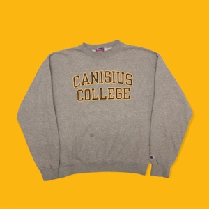 Champion Sweatshirt!! 🌱🌱 - Canisius College sweatshirt ifrån Champion. Storlek M men skulle säga att den passar något mindre och är i bra vintage skick och har inga direkta defekter. Hör av dig om du undrar något ✌🏻🌱🟡