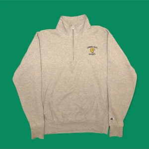 Champion sweatshirt!! 🌱🌱 - Johnson & Wales University sweatshirt från Champion. Storlek M (Fits true to size) och är i bra vintage skick och har inga direkta anmärkningar. Tveka inte att höra av dig om du undrar något! ✌🏻🌱⚪️
