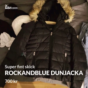 Rockandblue vinter jacka  - Säljer den pga att den är förliten. Min den är i riktigt fint skick. Kan mötas upp i Örebro och kan även frakta men då står köparen för frakten!  Nypris 2300kr