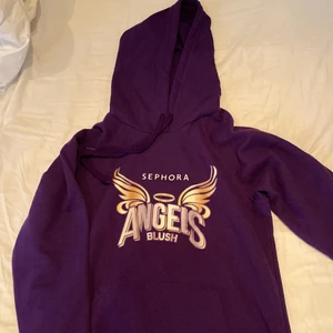 Lila hoodie - Lila hoodie i fint skick. Står strl L men sitter mer som en M.