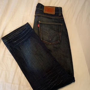 Levis jeans - Säljer mina blåa Levis jeans då de va för små för mig, finns ingen lapp så vet ej vad det är för storlek. Midjemåttet är 78cm 