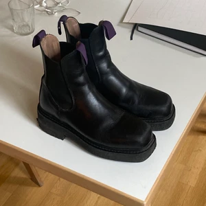 Eytys Ortega 39 - Säljer mina Eytys ortega pga för stora för mig. Man brukar tydligen få gå ner en storlek-ish på eytys, missade det. Använda men i väldigt bra skick! nypris 4000:- köparen står för frakt!