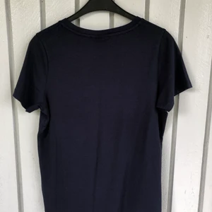Ny T-shirt i stl S från Lexinton  - Hej! Säljer en ny T-shirt i stl S från Lexington . Färg marinblå. Kan skickas mot en fraktkostnad på 48kr eller avhämtning i Askim 🌸