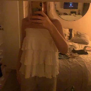 Kjol ifrån nelly - Säljer min vita kjol ifrån nelly som funkar bra som topp också🤎 är 180 och den passar bra i längden 🤎 