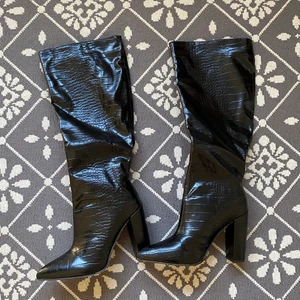 Skinn skor - Hej! Säljer mina skinnskor som jag köpte på tise och säljer för att de va lite försmå för mig. De ser oanvända ut:) Sista bilden är lånad❤️