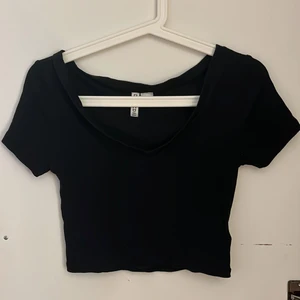 V-ringad croptop - En svart V-ringad croptop från H&M i storlek S
