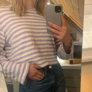 Randig tröja  - Supersnygg randning tröja från bikbok i lila och vit. Den är använd fåtal gånger. Den är i Stl xs men passar bra på mig som är en S. Säljer då jag inte gillar färgen på mig<3