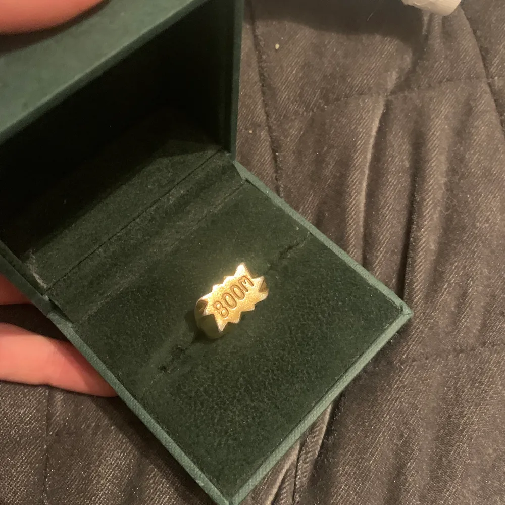 Jag säljer nu min Boom ring från  Maria Nilsdotter. Av den anledningen att den tyvärr inte kommer till någon användning längre. Ringen är i gott skick, lite guld har åkt bort men inte mycket. Det går även att gå till butiken och be dem fräscha upp ringen. Hör av er kring frågor! :) kartong samt påse medkommer! 🥰. Accessoarer.