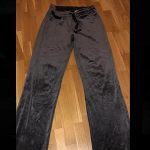 mjukisbyxor från ginatricot - mjukisbyxor. supersköna gråa mjukisbyxor som är köpta från ginatricot, frakt tillkommer 💕