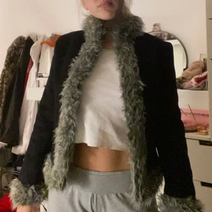 Afghan jacka - Jättefin men använder ej. Går att vända ut och in om man vill ha helt päls. Fake päls!! Inga fickor men skön krage❤️