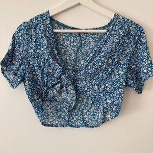 Småblommig topp stl. S, Shein - Söt småblommig kort topp, stl S. Knytdetaöj framtill. Endast provad. Från Shein