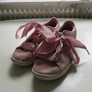 Rosa Puma-skor  - soft foam sula!  - Superfina pumaskor i rosa! Soft foam sula. Hur sköna som helst! Säljs pga för små. Välanvända men fortfarande i väldigt fint skick! Har i grå också. Finns i min profil bland mina andra annonser! :)  Nypris: 500kr - Mitt pris: 315kr! Kan skickas :) 