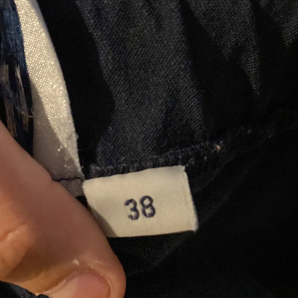 från hööks, fina! Storlek 38 men passar mig som är strax över 160 och bär XS, passar nog kortare också. Jeans & Byxor.