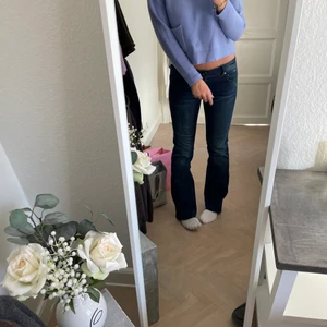 Stickad tröja - Så fin stickad tröja som är lite kortare i modellen med en fin detalj. Härlig lila färg som passar till det mesta!