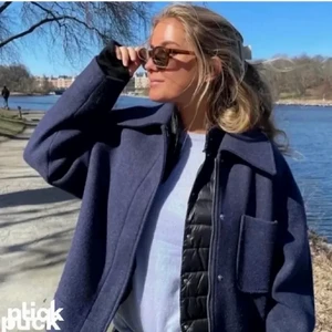 Höstjacka - Säljer min ursnygga marinblåa jacka. Perfekt som höstjackan/vårjacka. Den är i storlek 36 men är oversized i modellen. Jag brukar ha storlek 38 och den sitter perfekt oversized på mig! Helt slutsåld på hemsidan. Buda i kommentarerna. Minst 20kr emellan buden. Avslutar budgivningen på fredag 1/10  18.00. (Lånade bilder)