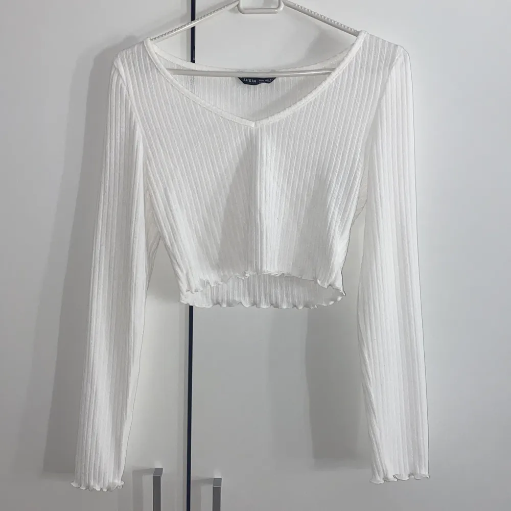 Säljer nu detta vita tröja med små volanger längst ner vid ärmarna och vid tröjans slut. Enbart testad, lite genomskinlig. Köpt från shein. ✨✨. Tröjor & Koftor.