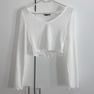 Tröja - Säljer nu detta vita tröja med små volanger längst ner vid ärmarna och vid tröjans slut. Enbart testad, lite genomskinlig. Köpt från shein. ✨✨