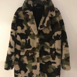 RARE Teddy jacka oversized  - RARE Teddy jacka som är härligt oversized. Varm på hösten och hela vintern! Coolaste teddyjackan jag sett men den hänger bara i garderoben och är ensam och ledsen över att inte användas 😢❤️❤️❤️