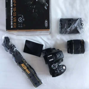 NIKON D5300 med 18-55 DX NIKKOR - Kamera vi fick av skolan under gymnasiet, säljer då jag redan har samma modell. Kameran är oanvänd (då jag använde min gamla), servad en gång och nypriset ligger på ca 7000. Orginallåda, sladdar, instruktioner medföljer. Kameran har 24MP, flipskärm och WI-FI. Bara att höra av er för att se fler bildexempel (från min andra kamera i samma modell) eller andra frågor. Prisförhandling kan ske vid snabb affär. 