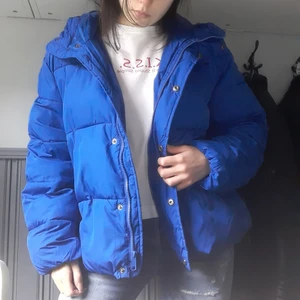 Blå jacka  - Väldigt omtyckt blå pufferjacka med luva som är slutsåld på Lager157. Denna är i storlek XS/S men något oversized i passformen då det är en puffer❤Jackan är i väldigt gott skick! Frakt tillkommer med: 60kr! Postar spårbart🎁