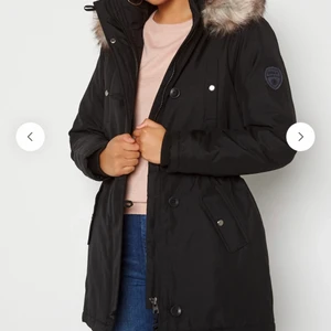 Iris Fur Winter Jacka - Svart - Säljer denna jacka då ja använt den ett fårtar gånger. Fejk päls. Väldigt bra längd & passform för mig som är 167cm! Original pris. 599kr.