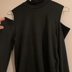 Topp  - En svart Armlös topp i storlek m använd endast två gånger köparen står för frakten 🥰