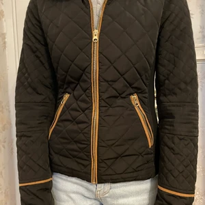 Jacka - Jacka från vero moda. Säljs för den ej kommer till användning.