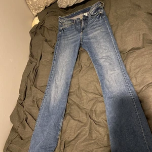 Bootcut Jeans - Säljer mina sköna bootcut jeans, passar M. Kan frakta