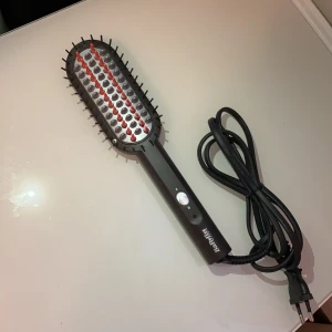 Värme borste  - En helt ny och oanvänd värmeborste, värme borsten är perfekt till dig som vill smidigt och enkelt fixa till håret.  