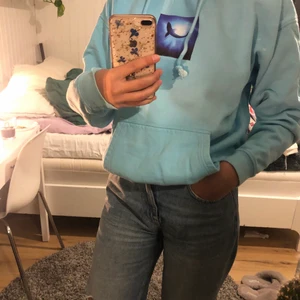 Hoodie  - Blå Hoodie med ett motiv av en val från STAY i storlek S. Fint skick✨❤️