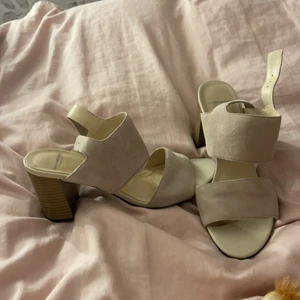 Vagabond klackskor - Bekväma vagabond klackskor med tjock klack som är i storleken 39. Skorna köptes för cirka 3 år sedan men har endast använt dem 1 gång. Säljer för att dem inte kommer till användning. Jag köpte skorna för 800 kr men säljer för 200 kr då dem är i bra skick och endast använd 1 gång. Kan gå ner i pris för snabb affär.