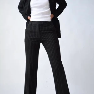 Vintage svart kostymbyxa  - Snygga och sköna vitrandiga kostymbyxor i en bra kvalité. Säljer pga de va lite för korta för mig som är 171, annars så fina på!! ☺️ (Lånade bilder) 