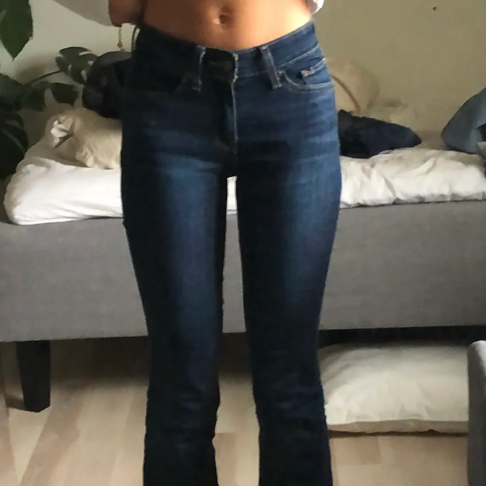 Ett par svinsnygga och supersköna lågmidjade jeans från levi’s! Så trendiga just nu och skitsnyggt med den mörkare jeansmärken till hösten💕💕 Köpta secondhand och säljer då de tyvärr inte kommer till någon användning😖💕 Sitter jättebra på mig i längden, jag är 166cm! Skriv vid intresse och fler detaljer, budgivning kan förekomma om många skulle vara intresserade🌸. Jeans & Byxor.