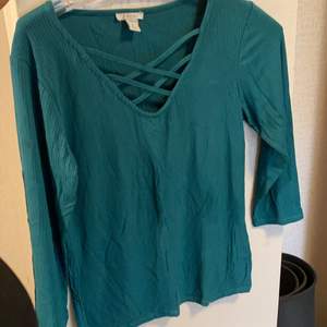Jättesnygg blå/grön tröja i storlek XL men är betydligt mindre passar S-M. Använd ett fåtal gånger 