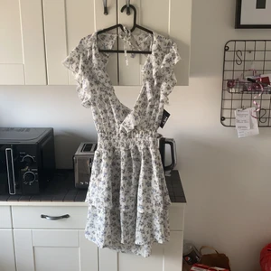 sommarklänning från nelly storlek 38 - Jättefin klänning som säljes pga för stor. Helt oanvänd. Nypris 499 kr