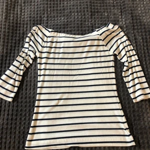 Randig tröja  - Väldigt skönt material endast använt några gånger bra skick storlek S