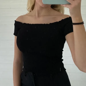 GinaTricot topp - En jättesöt svart topp från ginatricot! Funkar som både of shoulder och vanligt. Använd några gånger men är i fint skick. Storlek: S 🥰