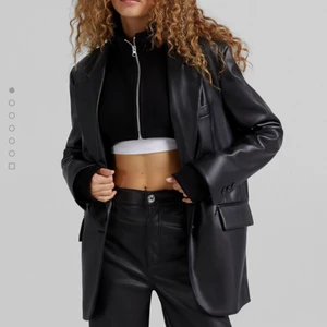 Skinnblazer - Från Bershka helt ny, sitter tyvärr för tight på mig men så snygg!! Nypris 399kr🤎🤎
