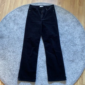 Svarta Manchesterbyxor - Säljer ett par fina manchesterbyxor! Otroligt fint skick! Knappt använda. Kan mötas upp eller skickas💘 bilderna gör dom inte riktigt rättvisa, så skicka meddelande vid fler bilder!