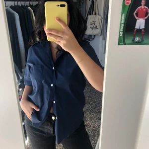 marinblå skjorta  - jättesnygg avklippt, marinblå skjorta 💙💙💙 köparen står för frakt <3