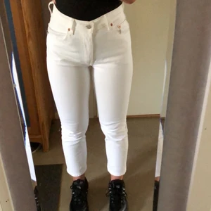 Levis mom jeans, W25 L26 - Väldigt fina högmidjade Levis jeans, inte alls mycket använda. Skulle säga att modellen är som mom jeans. Storlek W25  L26 passar bra som S, jag är 172 därför dom är lite korta i benen. Fina i färgen och inte alls slitna. Nypris 1200kr, Pris kan diskuteras!!