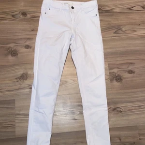 Vita skinny jeans  - Säljer dessa då det inte är min smak längre🤍