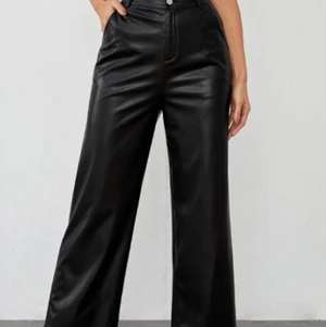 Snygga breda skinnbyxor - Byxorna är ifrån lager 157. Sköna men passar inte mig så bra, använda 1-2 gånger.