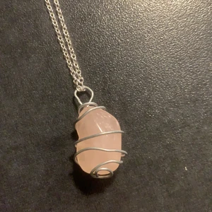 Kristall halsband Rosen kvarts  - Halsband med hängsmycke i Rosen kvarts.💗 33cm lång kedja.💗