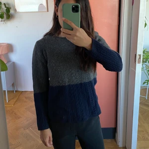 Tröja i ull från Lacoste - Stickad tröja från Lacoste i marinblå och grå ylle. Storleken var 42 men den krympt så den passar som 36/S. Jättevarm och i bra skick!