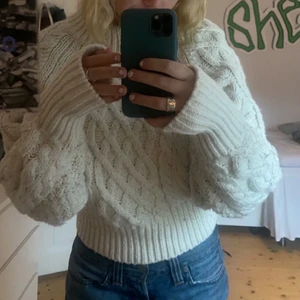 Stickad tröja  - Jätte mysig stickad tröja från hm!! Använd 4-5 gånger och är i bra skick (köparen står för frakten) 